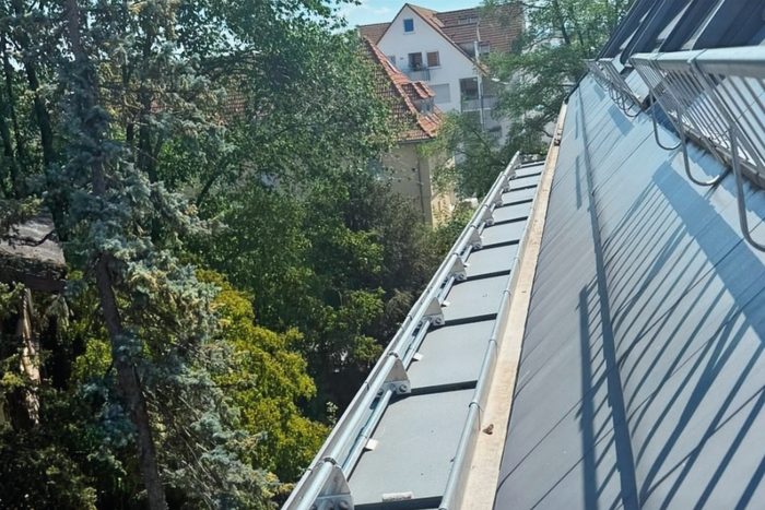 Freie, saubere Dachrinne nach der Reinigung