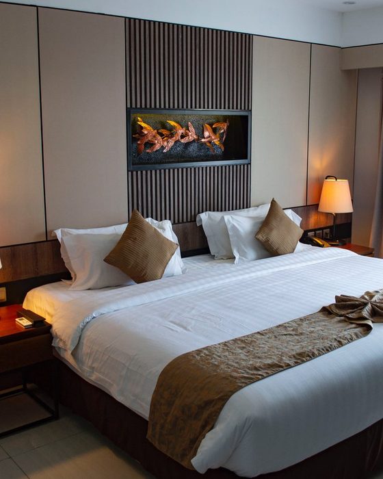 Frisch gemachtes Hotelzimmer mit bezogenem Bett